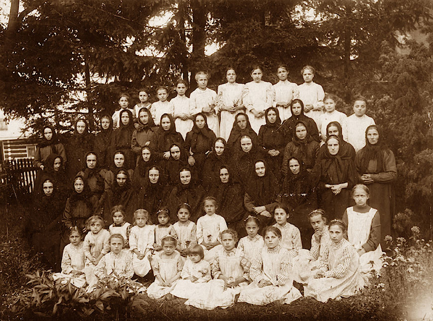 Siostry michalitki, 1919 rok, Miejsce Piastowe. Helenka Sporniak w drugim rzędzie dzieci, szósta od lewej. Jej siostra Zosia - w tym samym rzędzie - piąta od lewej. Matka Anna Kaworek w pierwszym rzędzie sióstr czwarta od lewej.